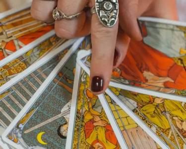 How Are Tarot Card Reading Services Helpful for Decision Making