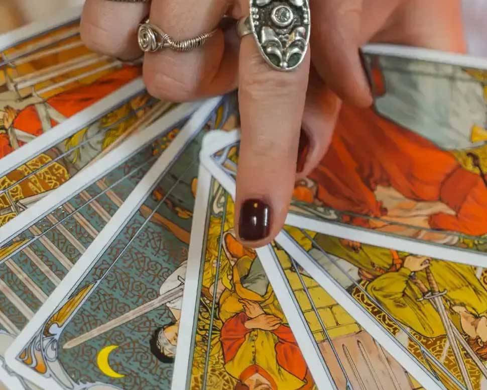 How Are Tarot Card Reading Services Helpful for Decision Making