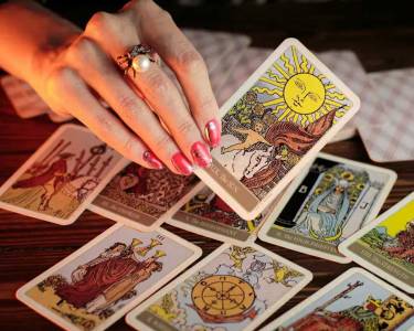 What Makes Tarot Card Reading Services So Popular in 2025