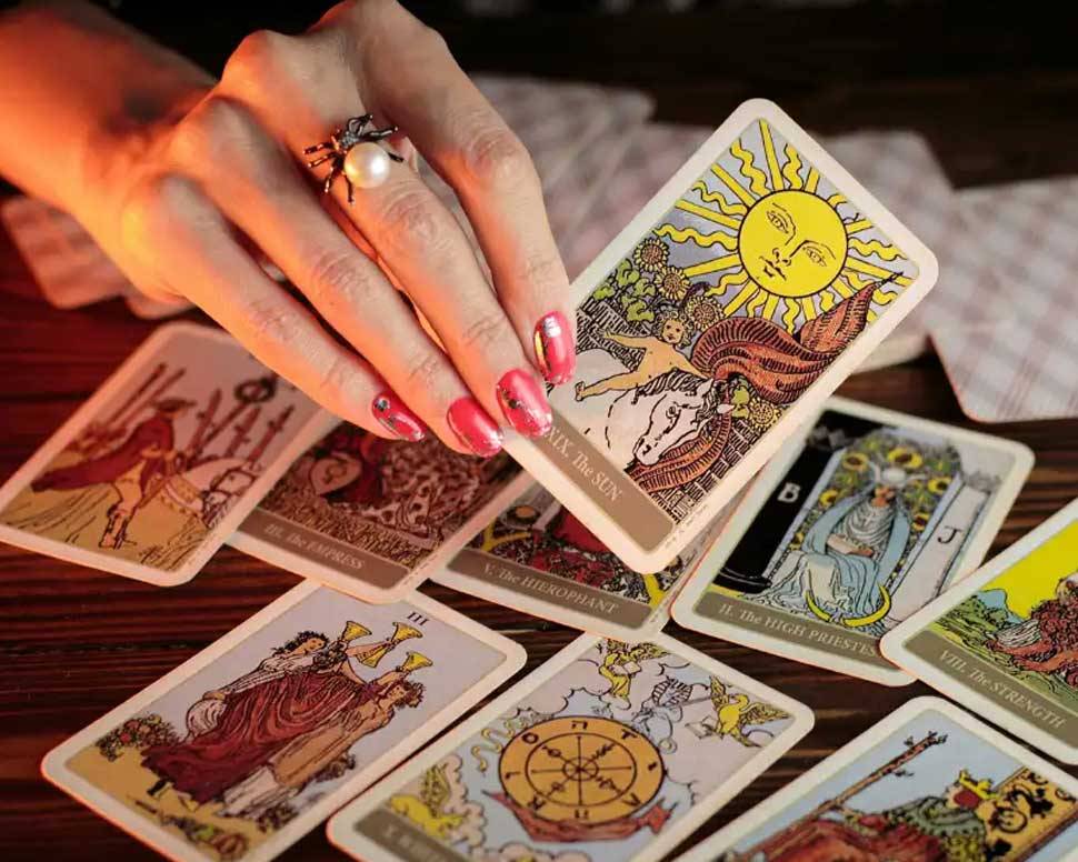 What Makes Tarot Card Reading Services So Popular in 2025