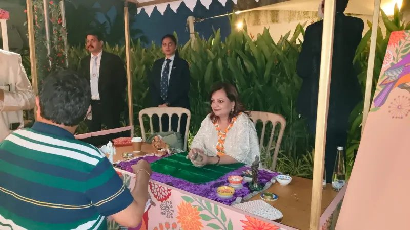 Dr. Riddhe Sshilpi giving a one-to-one tarot reading to a guest at Jio World Drive
